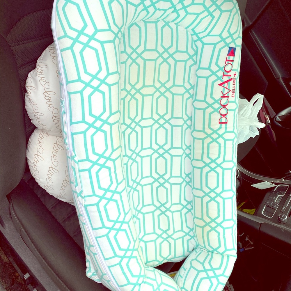 DockATat deluxe turquoise baby bed